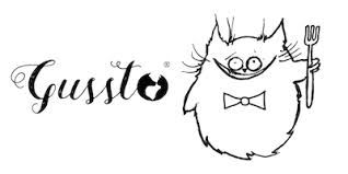 logo producenta karm dla zwierząt domowych. NA logotypie widać nazwę firmy _gussto oraz narysowanego kota w muszce trzymającego widelec