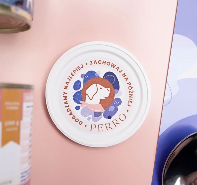 wieczko na puszkę z logotypem Perro-pyskiem psa z hustą u szyji