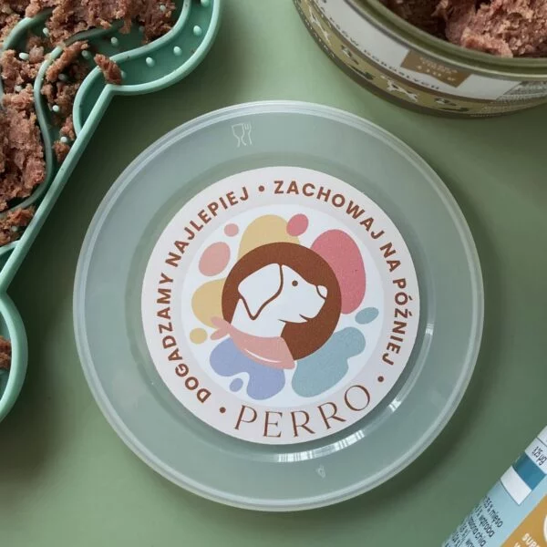 wieczko na puszkę z logotypem Perro-pyskiem psa z hustą u szyji