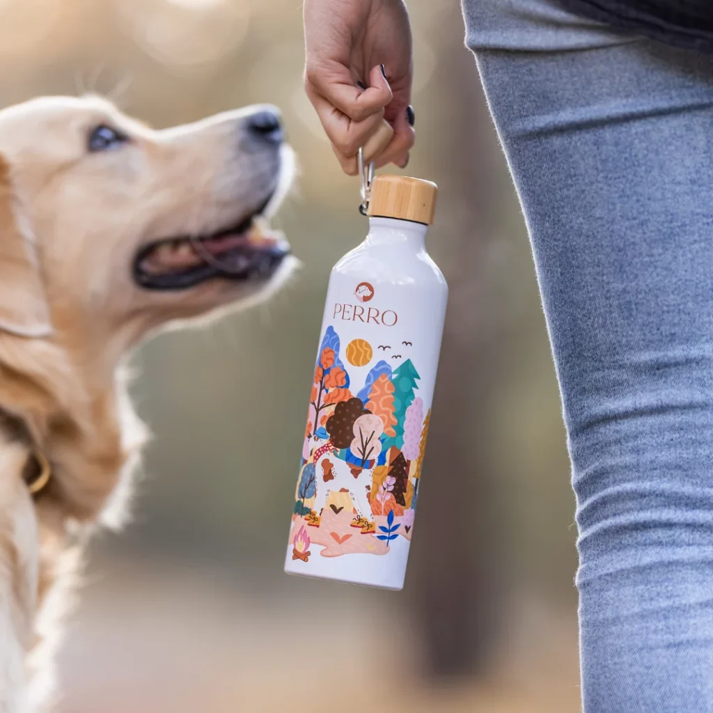 piest i nogi kobiety oraz butleka aluminiowa firmy Perro