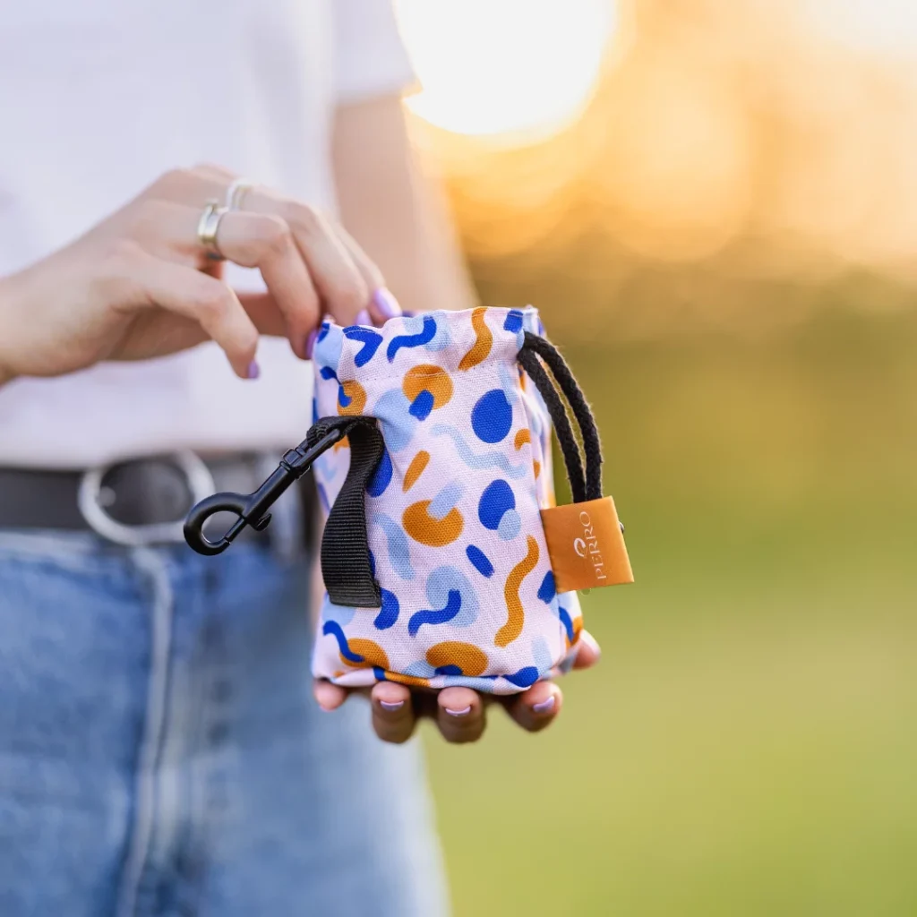 kobieta trzymająca saszetkę na psie przekąski