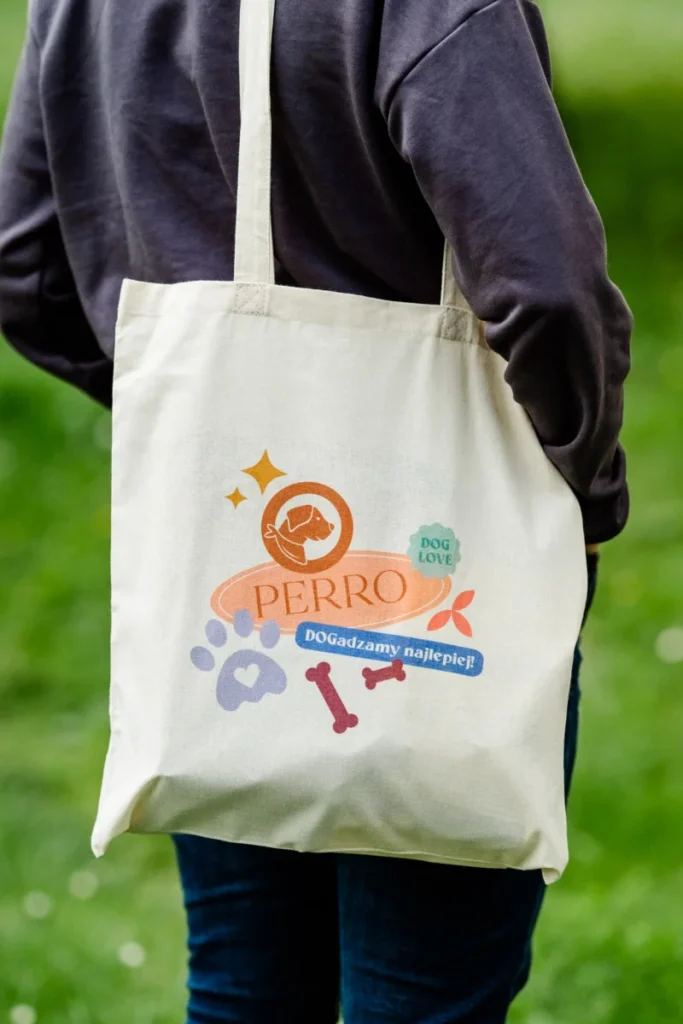 kobieta ma zawieszoną na torbę płócienną